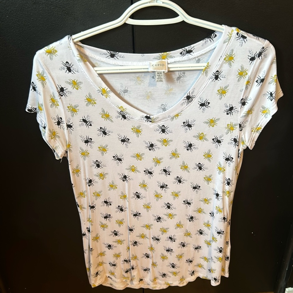 Cupio Women’s tee shirt. Size Medium Insect print.